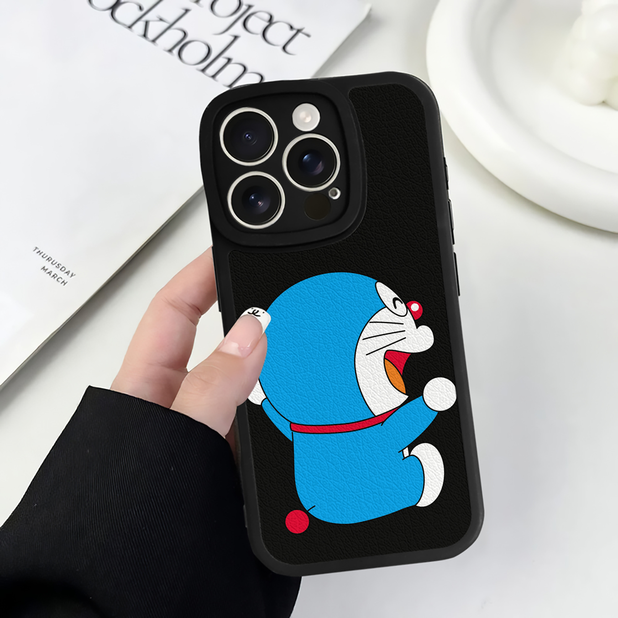 （画像用） ドラえもん Doraemon 【iPhone 16シリーズ対応】シリコンスマホケース（レザー調） 材質：シリコン